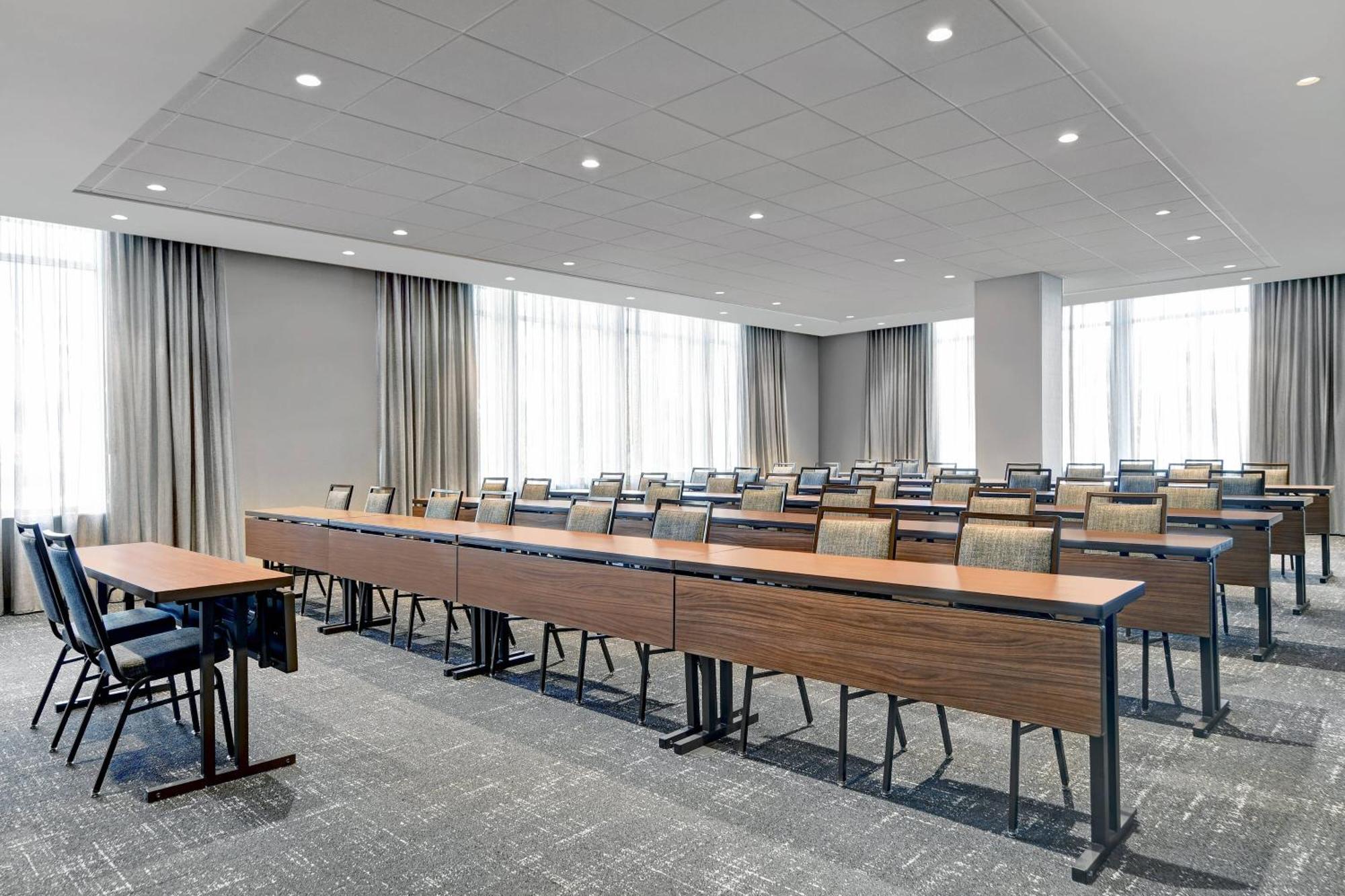 Courtyard By Marriott Manhattan Aggieville מראה חיצוני תמונה