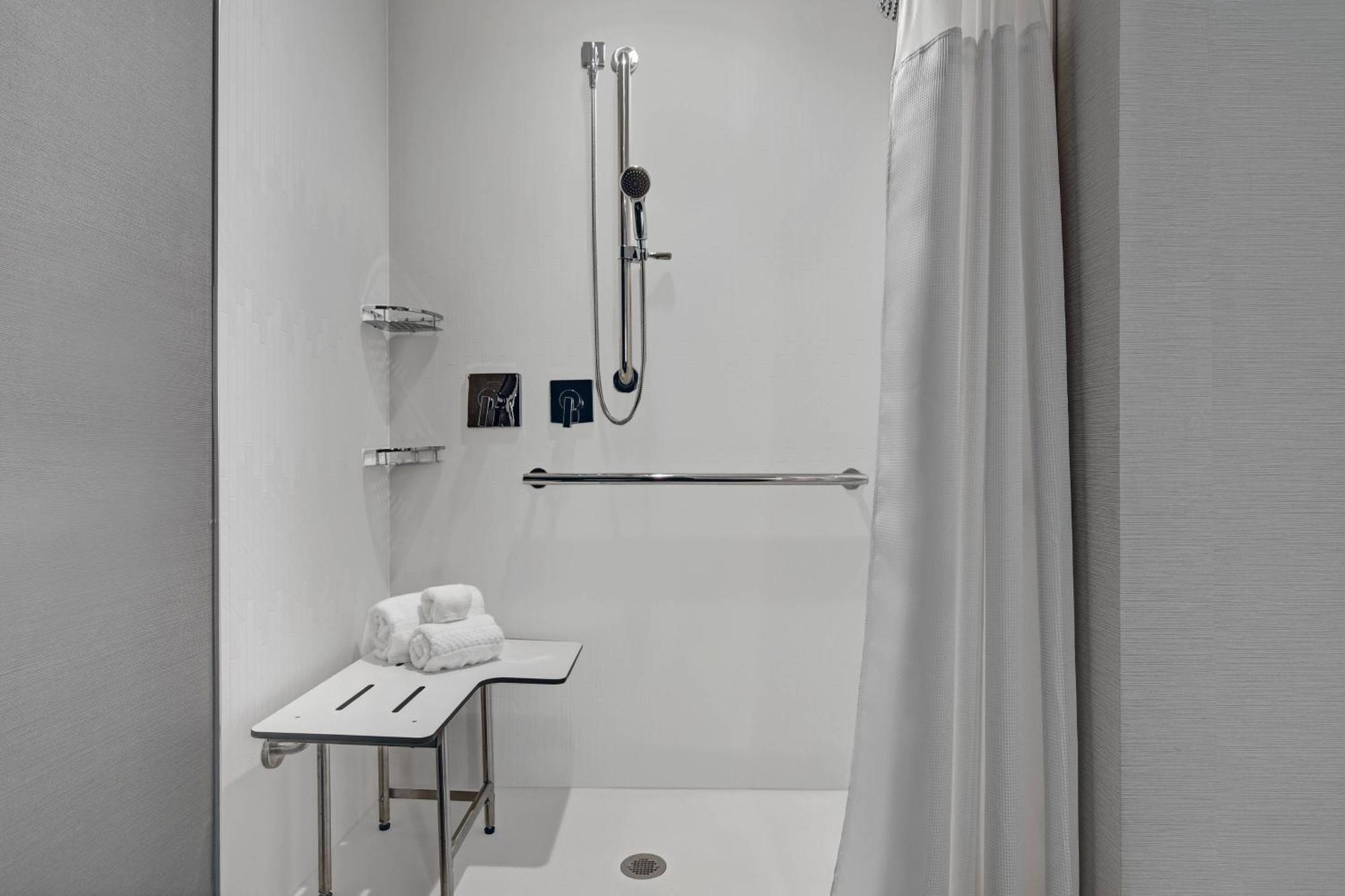 Courtyard By Marriott Manhattan Aggieville מראה חיצוני תמונה