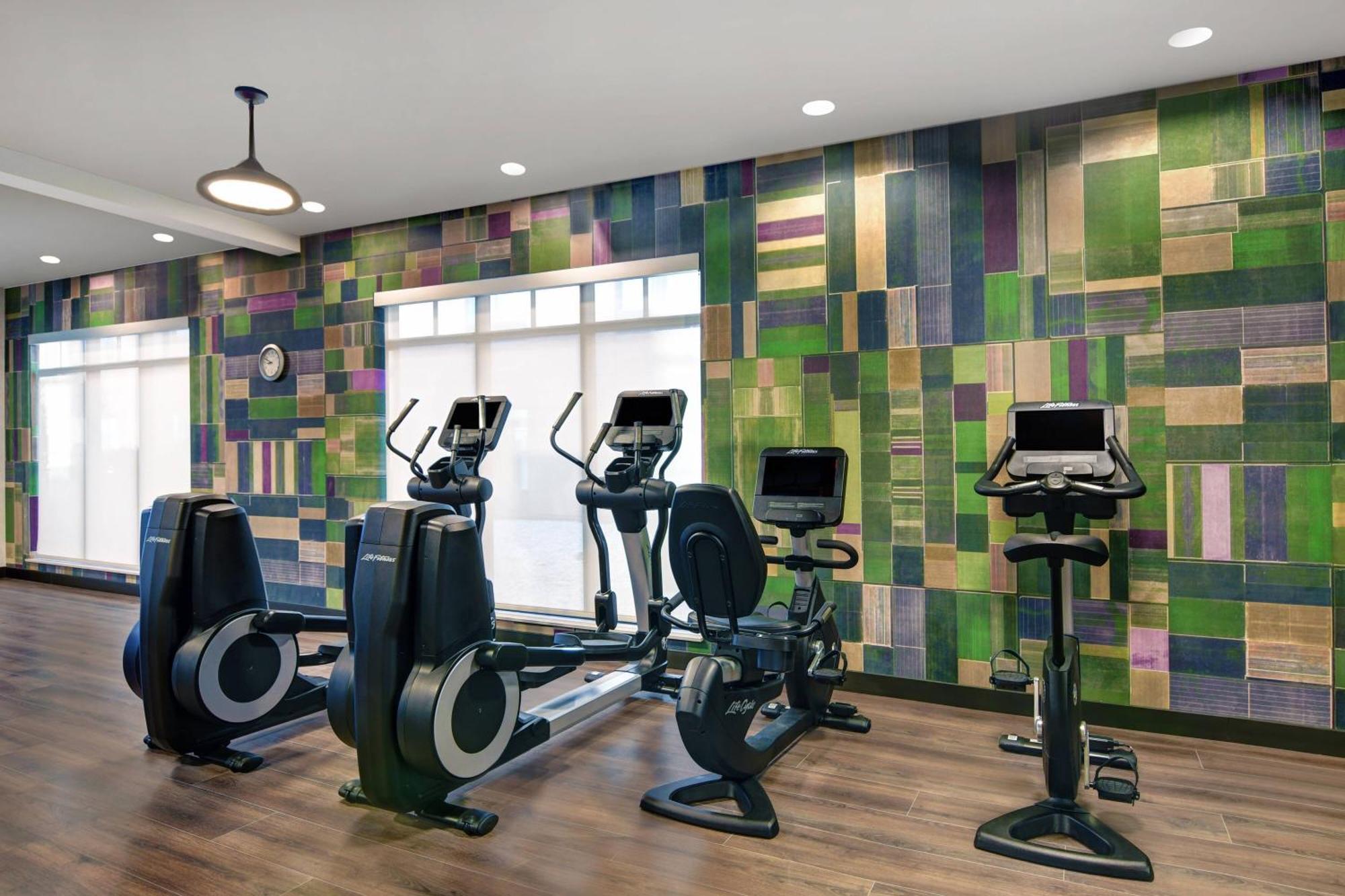 Courtyard By Marriott Manhattan Aggieville מראה חיצוני תמונה