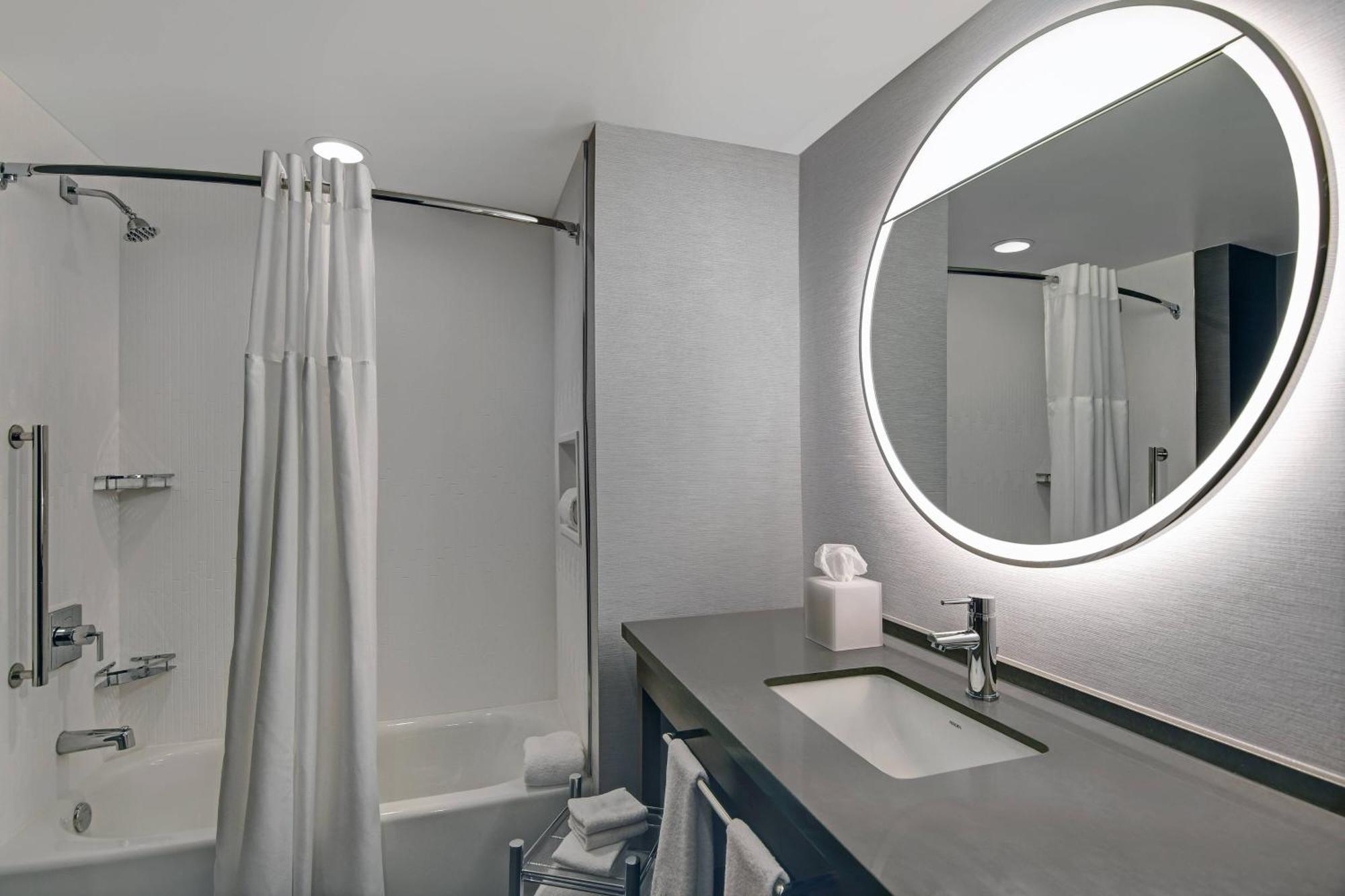 Courtyard By Marriott Manhattan Aggieville מראה חיצוני תמונה