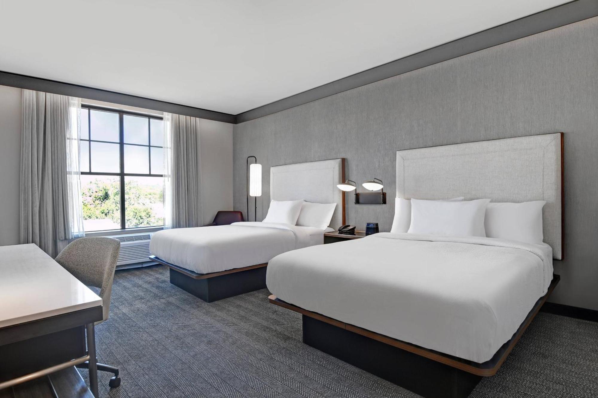 Courtyard By Marriott Manhattan Aggieville מראה חיצוני תמונה